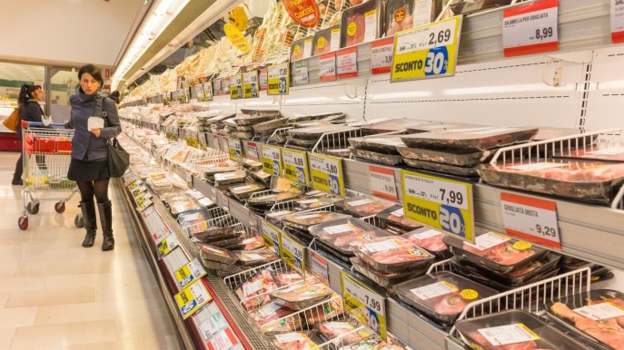 Fiducia dei consumatori in crescita ma gli italiani hanno paura di non arrivare a fine mese