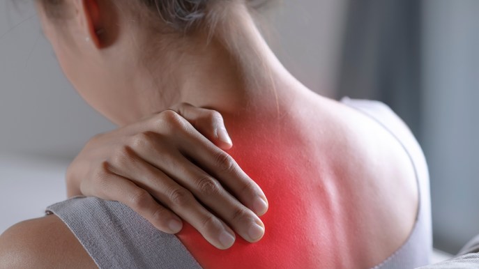 Fibromialgia, cos’è e come affrontarla: la difficile diagnosi e le speranze della ricerca