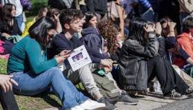 Aumentano i trentenni che vivono con i genitori, diminuisce il benessere giovanile