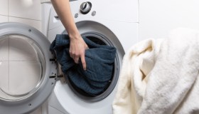 Rumori molesti in condominio, cosa non si può fare e quando scatta il reato