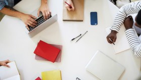 Boom di giovani in fuga dall’Italia, sono oltre un milione: i dati del Centro Einaudi