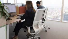 Intesa Sanpaolo distribuisce premi fino a 3.800 euro ai dipendenti: l’accordo con i sindacati