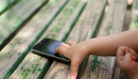 Smartphone vietati sotto i 3 anni, la proposta dalla Francia, cosa dice la legge in Italia