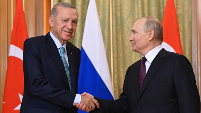 Turchia “hub” russo: maschera il petrolio di Mosca per venderlo all’Ue