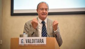 Valditara pronto a cambiare il programma a scuola col ritorno dei libri di testo