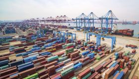 La Cina risponde ai dazi europei sulle auto elettriche e prende di mira la carne di suino