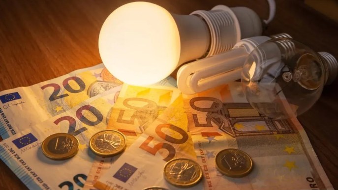 Mercato tutelato, 1 italiano su 4 non sa nulla della scadenza e paga 343 euro in più in bolletta