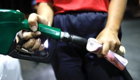 Prezzo petrolio ai minimi dopo decisione Opec+, quali sono gli effetti su benzina e diesel