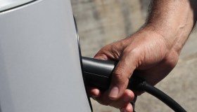 Auto elettriche cinesi, l’Ue aumenta di molto i dazi: aumentano i prezzi