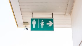 Vietato andare in bagno a lavoro: cosa dice davvero la legge