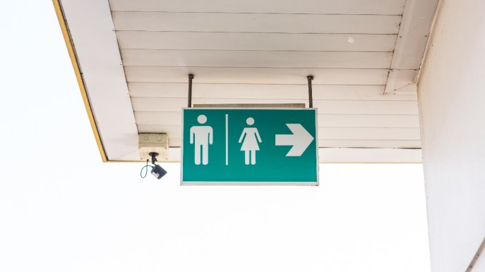 Vietato andare in bagno a lavoro: cosa dice davvero la legge