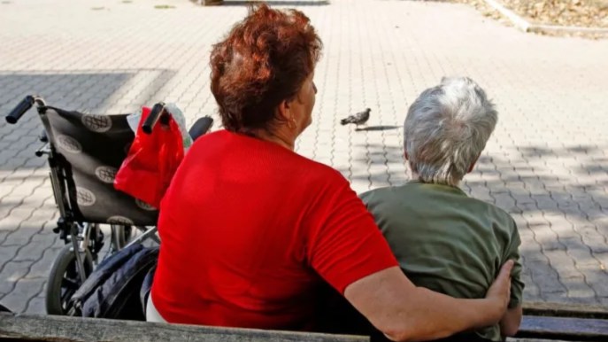 Lavoratori domestici contribuenti in calo, nel 2023 flessione per badanti e colf