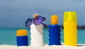 Quali creme solari acquistare, le migliori secondo Altroconsumo: la classifica 2024