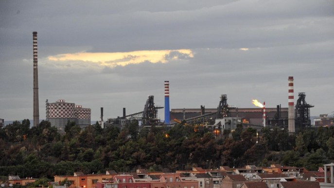 Riconversione Ex Ilva, previsti 700 milioni di finanziamenti per gli acquirenti: in autunno la ripresa della produzione