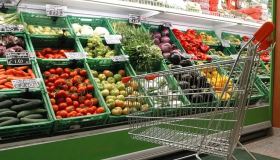 L’inflazione resta stabile, salgono i prezzi di alimenti e hotel ma crolla luce e gas (-9%): i dati