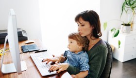 Motherhood penalty, in Italia la retribuzione delle donne diminuisce una volta diventate mamme