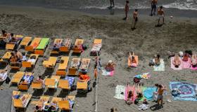 Vacanze, rincari anche del 20% per l’estate 2024: dai traghetti ai voli, tutti gli aumenti