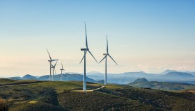 Rinnovabili in Italia, nel 2023 80 miliardi di investimenti nel settore e calo delle bollette