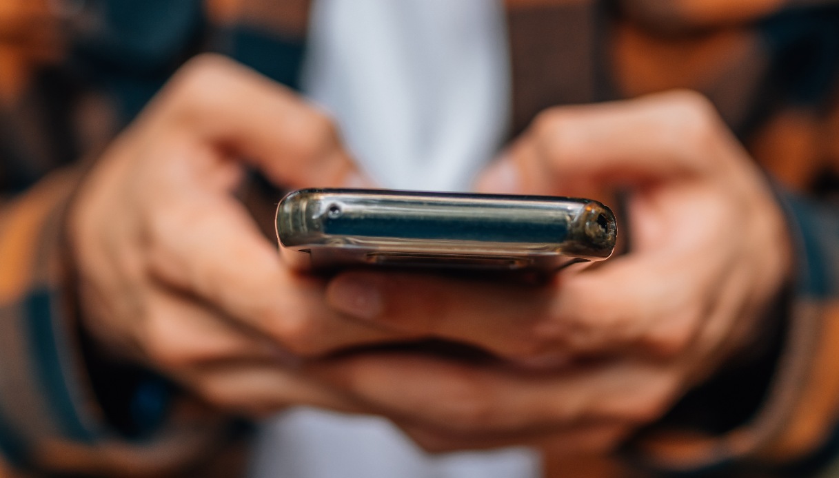 Terre rare nelle nostre mani, come si ricavano materiali preziosi dagli smartphone