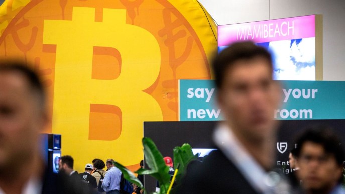 Bitcoin precipita, valore ai minimi da due mesi: quando ritornerà a salire