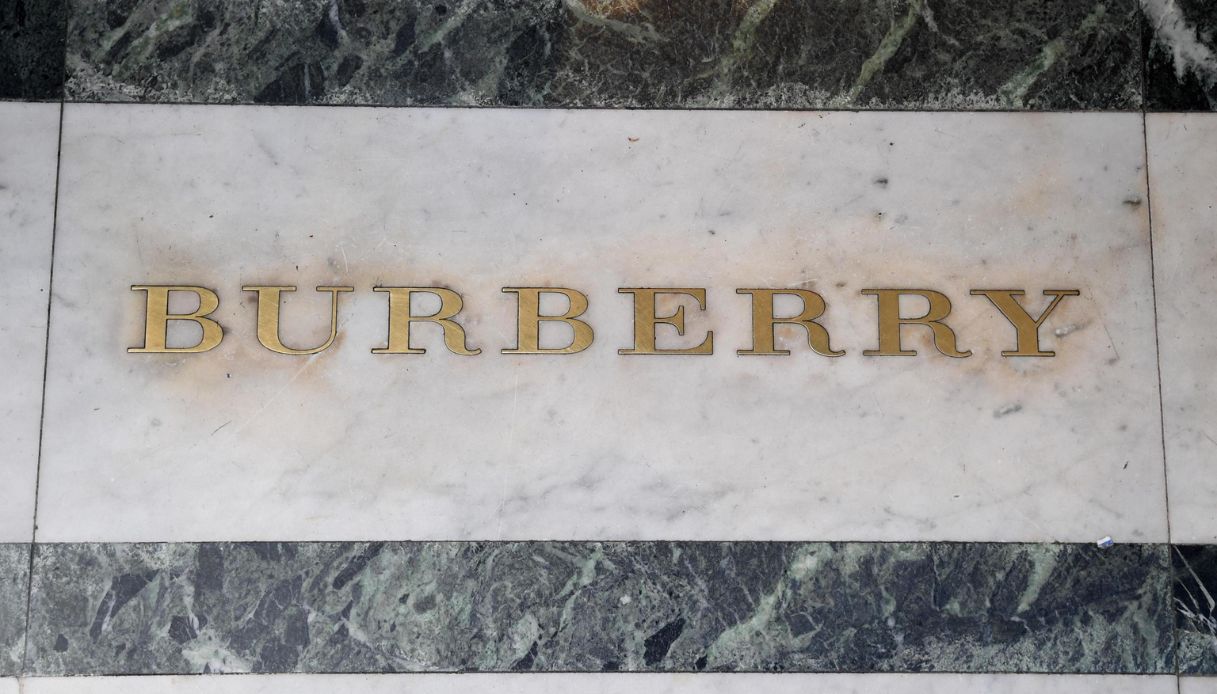 Burberry taglia 400 posti di lavoro: calo in Borsa del 56%