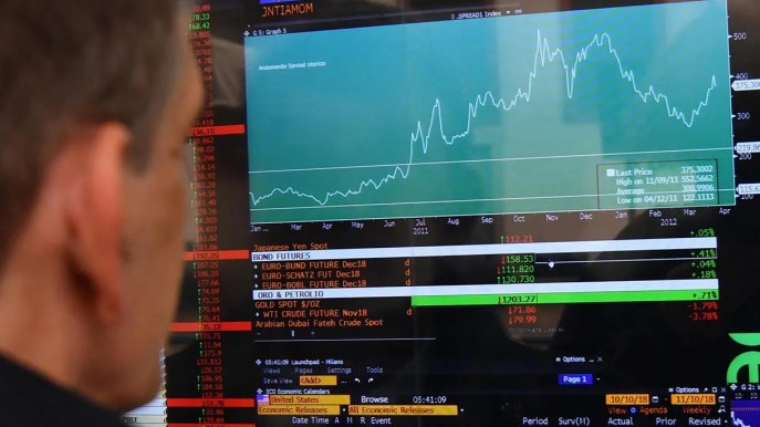 Borsa di Milano in forte rialzo dopo il voto in Francia, bene le banche. Spread sui 150 punti