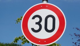 La Città 30 aumenterebbe davvero l’inquinamento di Milano? Facciamo chiarezza