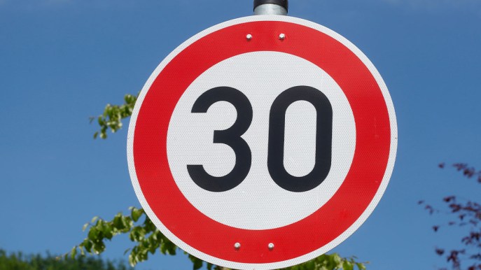 La Città 30 aumenterebbe davvero l’inquinamento di Milano? Facciamo chiarezza