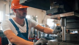 Fatturato dell’industria ancora negativo a maggio, rallenta il commercio interno e l’export