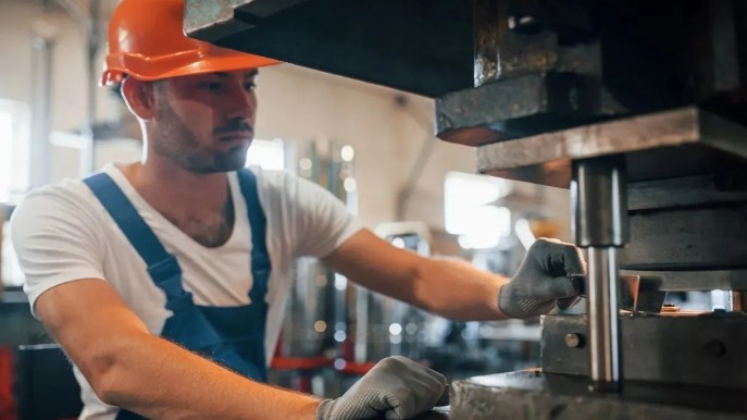 Fatturato dell’industria ancora negativo a maggio, rallenta il commercio interno e l’export