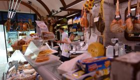 Gli italiani scelgono la casa dove vivere in base ai negozi del quartiere: i dati 2024