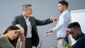 Liti e risse in ufficio, si rischia il posto? Ecco cosa sapere per evitare sanzioni disciplinari