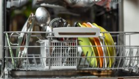 Risparmio energia con la lavastoviglie, 10 consigli contro il caro prezzi