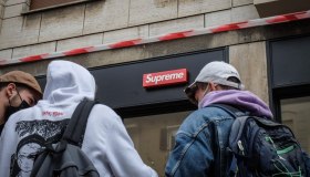 EssiLux entra nel mondo dell’abbigliamento: comprato il marchio Supreme per 1,5 mld di dollari