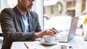 Come trovare lavoro a 50 anni: 10 dritte per superare il licenziamento e ripartire