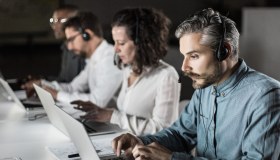 Assistenza clienti, le nuove norme Agcom: addio ai dischi registrati, obbligatorio un operatore