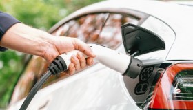 Oltre 1 milione di nuove auto elettriche in Ue, ma chi guida rimpiange diesel e benzina