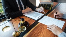 Eredità alla badante da 700mila euro, ai parenti niente: com’è possibile questa sentenza?