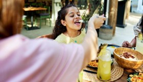 Sconto per i bambini al ristorante prorogato al 31 ottobre: l’iniziativa del Mimit