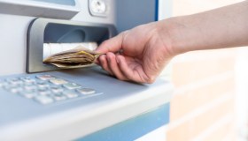 Gli italiani prelevano 1 miliardo di euro al giorno, ma stanno scomparendo i bancomat