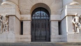 Borsa, apertura positiva per Piazza Affari, bene anche in Europa: attesa per i tagli di Fed e Bce