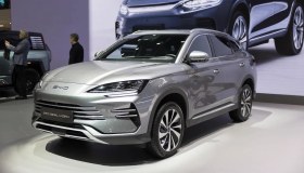 Auto elettriche, la Cina presenta ricorso per i dazi europei: quali conseguenze per l’Italia