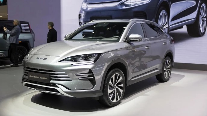 Auto elettriche, la Cina presenta ricorso per i dazi europei: quali conseguenze per l’Italia