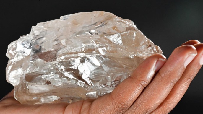 Diamante da 2.492 carati trovato in Botswana, è il secondo più grande di sempre: la scoperta