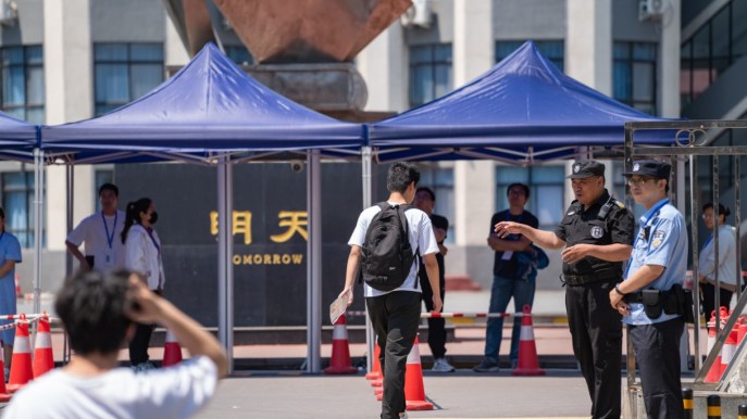 Cina, disoccupazione giovanile mai così alta nel 2024: 17,1% a luglio. I settori più in crisi