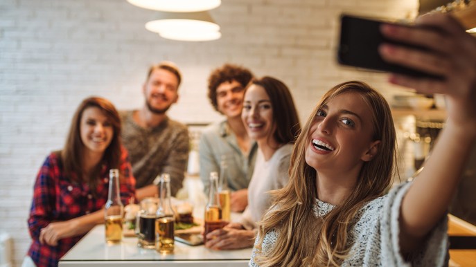 Cosa bevono i giovani della Gen Z: le abitudini tra Made in Italy e nuove mode