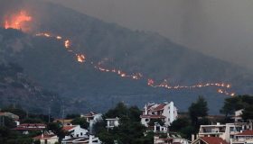 Grecia in fiamme, incendi vicino Atene: a Maratona migliaia di persone evacuate