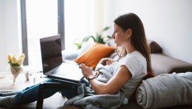 Bonus mamme? In Italia 1 donna su 5 lascia il lavoro dopo aver avuto un figlio