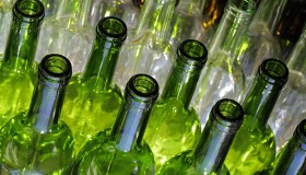 Riciclo del vetro in Italia, per il quinto anno superati gli obiettivi Ue, tasso al 77,4%