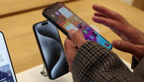 Più telefoni e meno cibo, come cambiano i consumi delle famiglie italiane: i dati Confcommercio